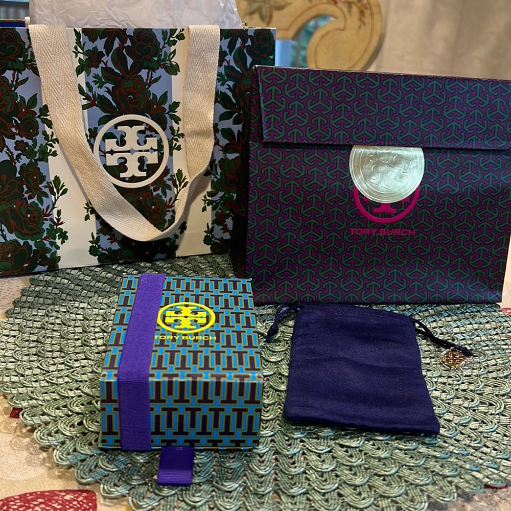 6 piece Empty Tory Burch gift set. Perfect to wrap your gifts.